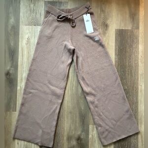 ALO Yoga Snuggle Up Sweater High-Waist Wide Leg Pant in Mushroom Color Sz M NWT